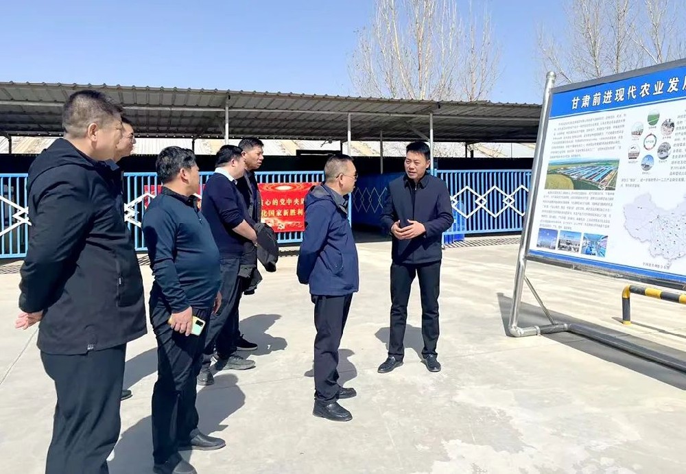 酒泉職業技術學院副校長王立智一行到甘肅前進集團參觀見學