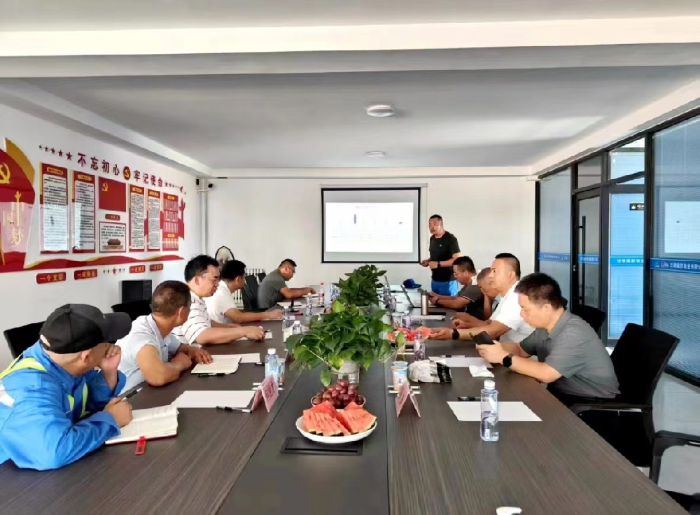 貴州南方乳業(yè)股份有限公司黨委書(shū)記、董事長(zhǎng)黃德澤一行到甘肅前進(jìn)集團(tuán)隴黔牧場(chǎng)調(diào)研