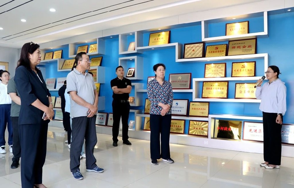 平涼市政協考察組到甘肅前進集團考察學習