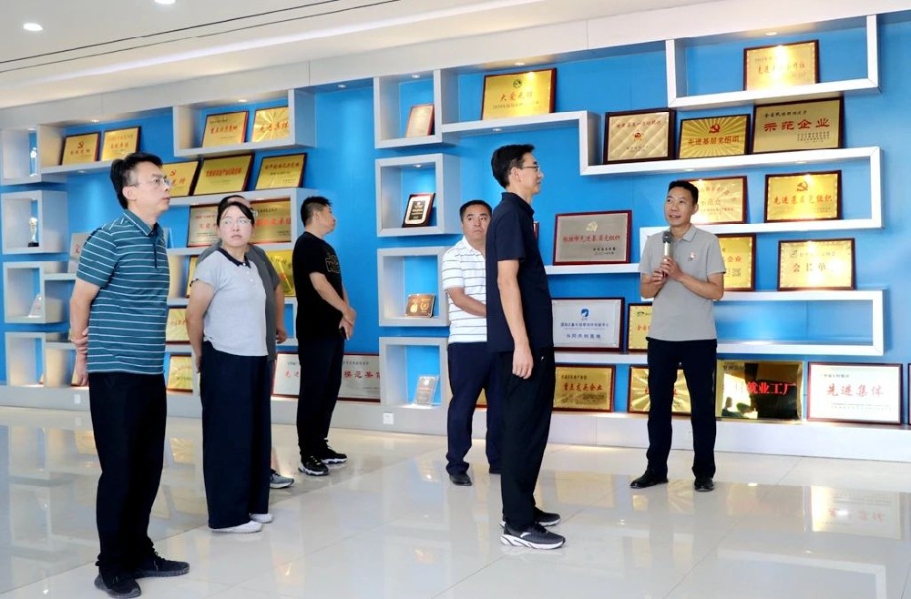 全省新任職處級領導任職培訓班學員到甘肅前進集團觀摩